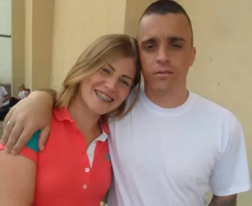 Veículo de "casal do tráfico" é atingido com 50 tiros
