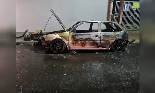 Carro é incendiado na frente de mecânica, em Jandaia do Sul