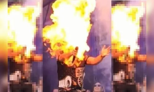 Vídeo: Xand Avião é atingido por chamas no rosto em show