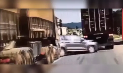 Vídeo mostra carro sendo prensado por caminhões na BR-376