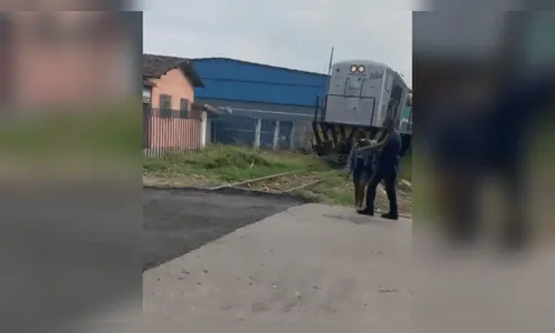 Vídeo: prefeitura comete equívoco e asfalta trilhos de trem
