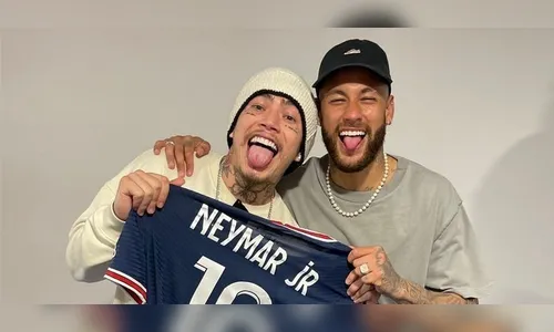 Whindersson Nunes canta “Baby Shark” para acalmar bebê