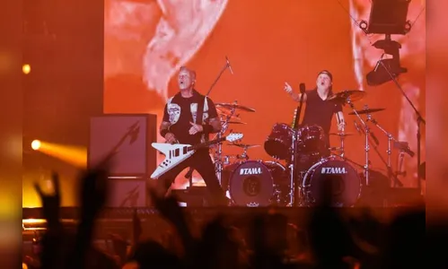 Tatuadora dá à luz durante show do Metallica, no Paraná