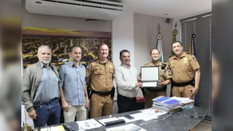 Imagem ilustrativa da notícia Prefeito de Arapongas recebe placa da PM