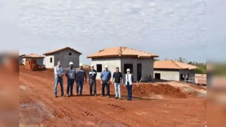 Imagem ilustrativa da notícia Prefeito vistoria casas em Jandaia do Sul