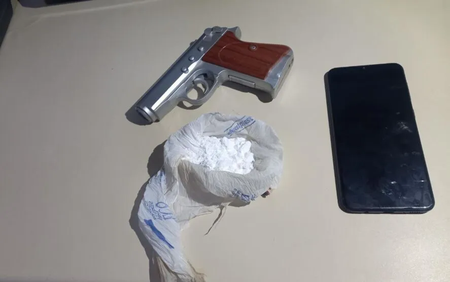 A droga, o simulacro de arma de fogo e o celular do rapaz foram apreendidos