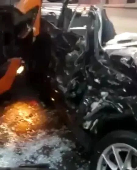 Acidente entre BMW e ônibus deixa quatro feridos