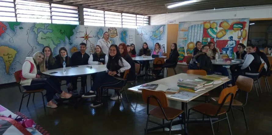 Alunas do 4º ano FD do Colégio Estadual Emílio de Menezes realizaram uma atividade de Metodologia de Ciências utilizando livros do acervo da Biblioteca