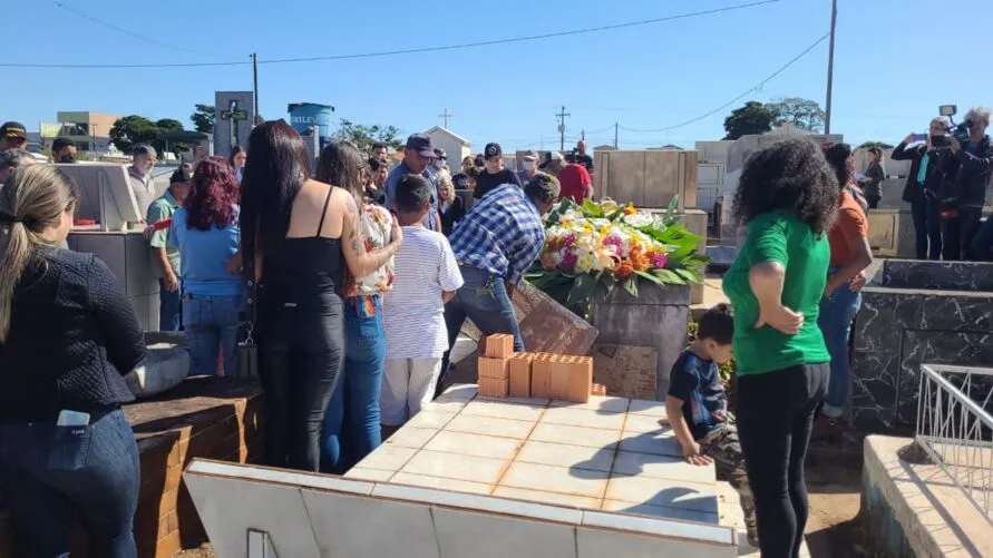 Amigos dão o último adeus ao garoto morto em briga de adolescentes