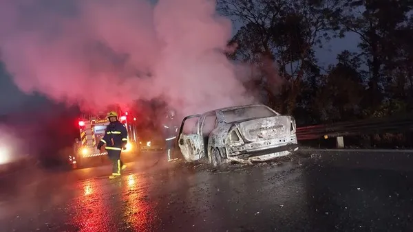 As causas do incêndio não foram informadas pela PRF