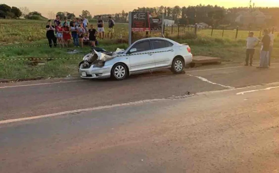 Batida foi na tarde de sábado (2) e envolveu um carro e uma carreta no trevo de acesso a Unidade Industrial