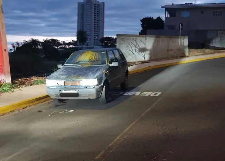 Carro furtado é abandonado em rua do Bairro 28 de Janeiro