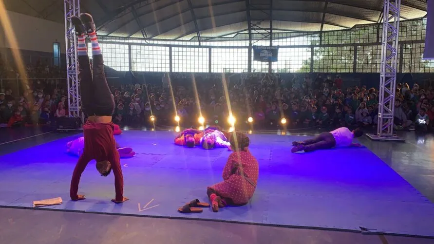 Crianças de Ivaiporã se divertem com apresentação do Circo Urbano