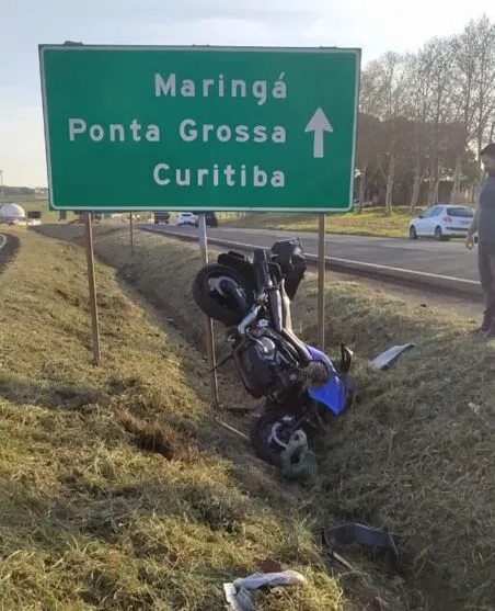 Ele sai da pista, bateu contra uma placa e caiu na canaleta que divide a rodovia