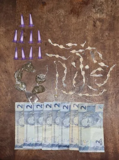 Em buscas pelo interior da residência, a polícia localizou mais 45 pedras de crack, 5 buchas de maconha e R$ 16 em notas trocadas