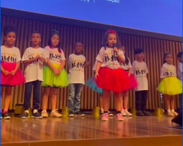 Menina solta o vozeirão cantando 'Baleia' e viraliza; Entenda