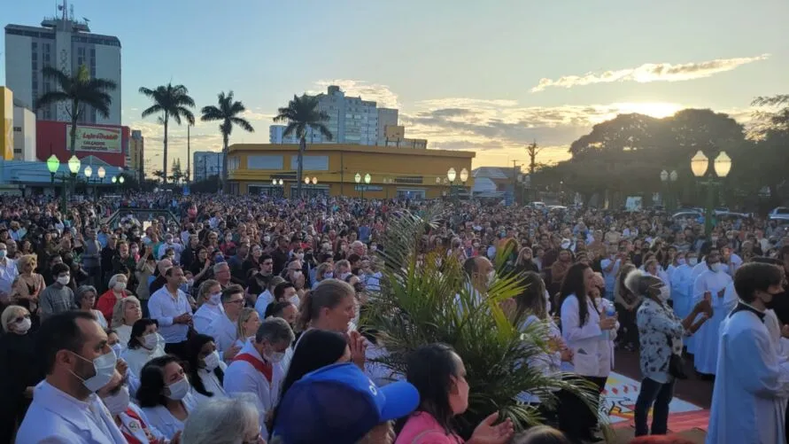 Milhares de fiéis fazem a celebração de Corpus Christi em Apucarana