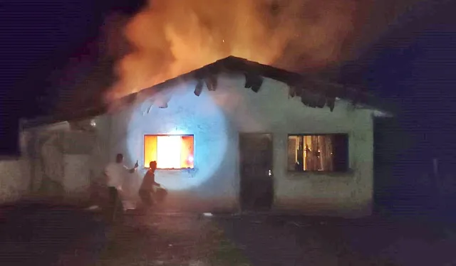 No local foi feito o combate às chamas, mas um morador, que estava na casa morreu