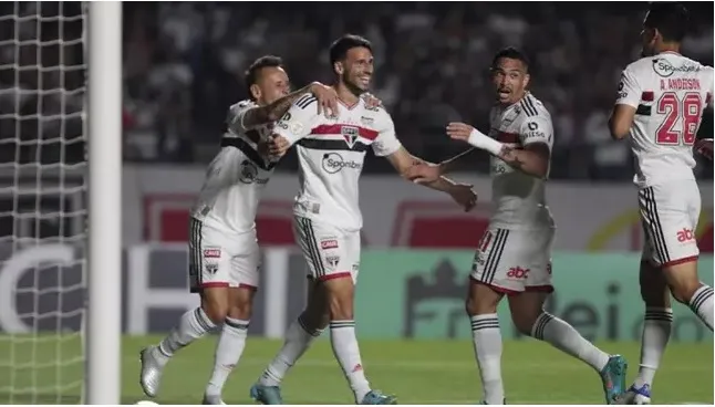O São Paulo venceu neste domingo (12) o América-MG por 1 a 0, com gol de Patrick