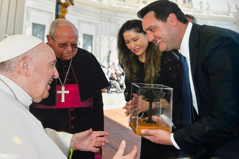 O governador Carlos Massa Ratinho Junior se encontrou nesta quarta-feira (8) na Praça São Pedro, no Vaticano, com o Papa Francisco