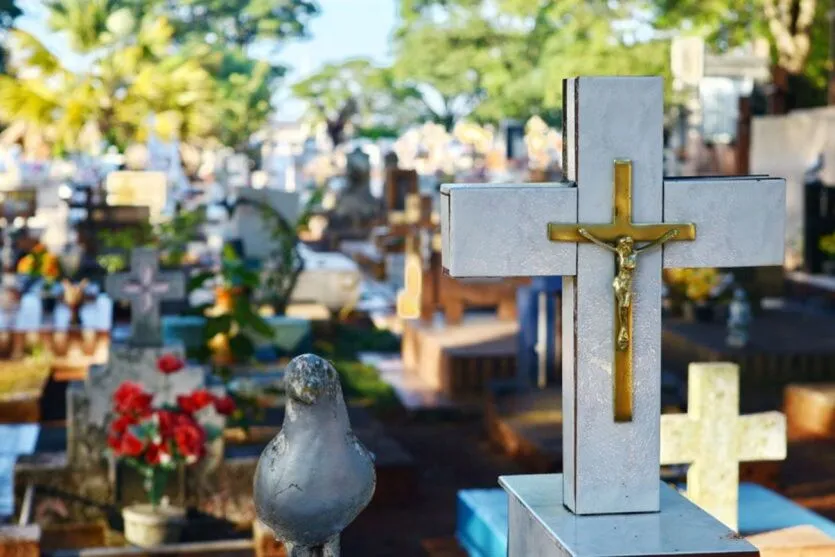 O sepultamento ocorreu no Cemitério Municipal de Arapongas