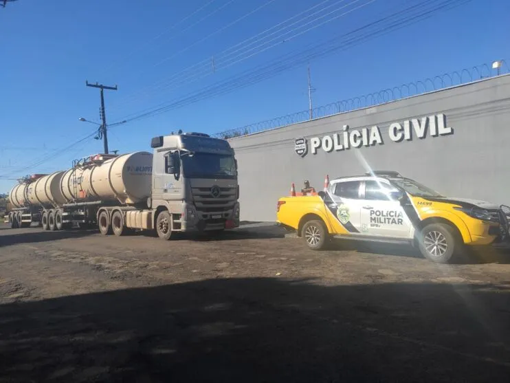 O veículo foi encontrado na PR 272, em Mauá da Serra e levado para a delegacia de Faxinal