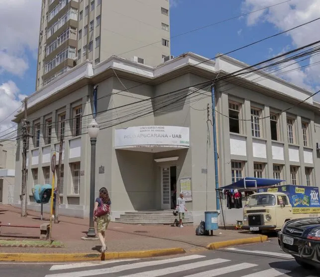 Os cursos garantem a formação e o aperfeiçoamento dos professores, através de cursos de licenciatura e especialização