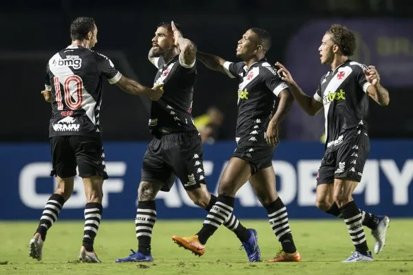 Os jogadores se abraçaram, pularam e vibraram perto dos torcedores