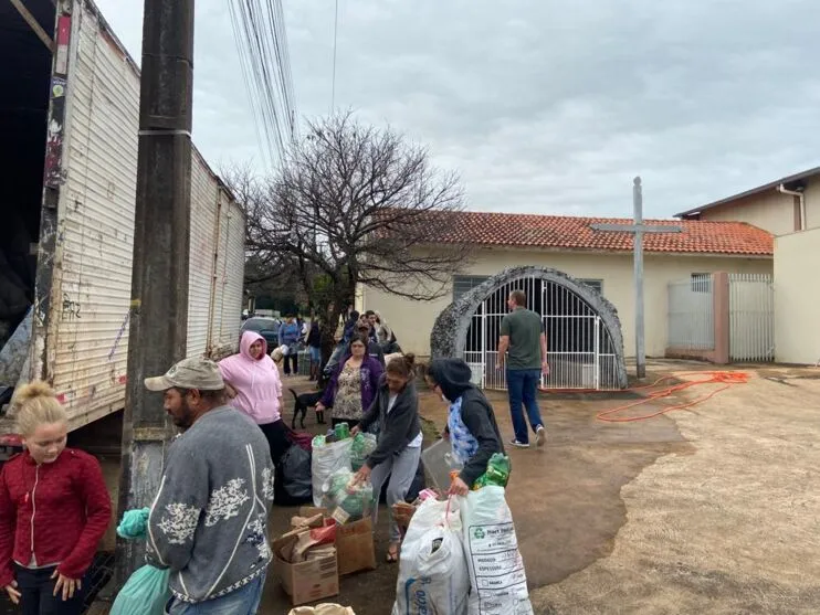 Os moradores da região têm a oportunidade de trocar os recicláveis (papel, papelão e plástico) por hortifruti