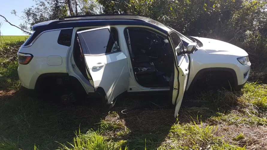 Os policiais encontraram o carro em uma  mata na região do Parque da Raposa