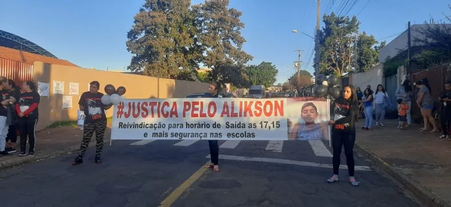 Pais protestam em frente a escola de garoto morto após briga