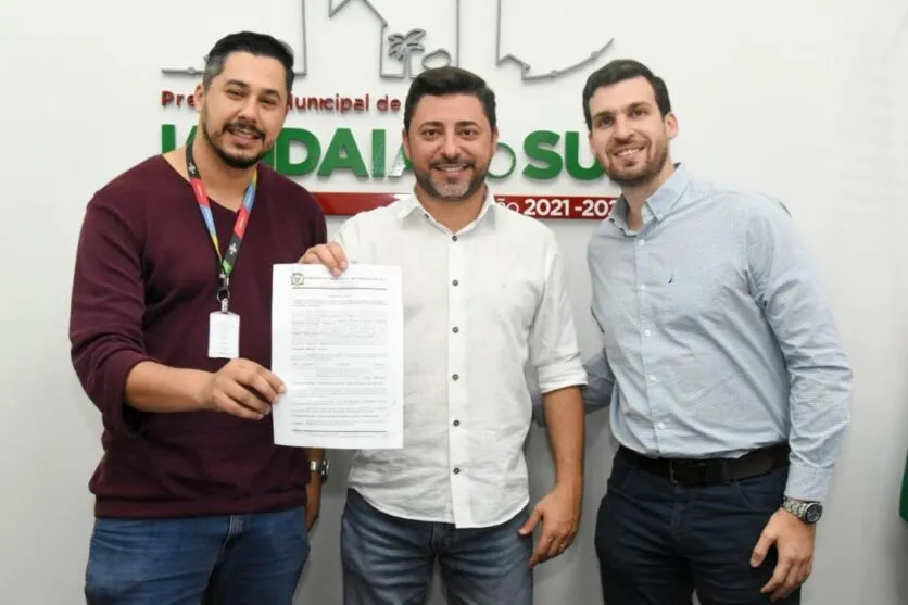 Prefeito Lauro Junior cercado pelos representantes do Sebrae  Tiago Cunha e Henrique Piubelli de Figueiredo