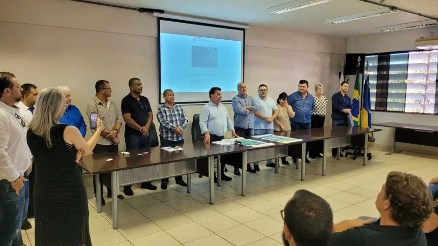 Prefeito Sergio Onofre discursa durante solenidade em Arapongas