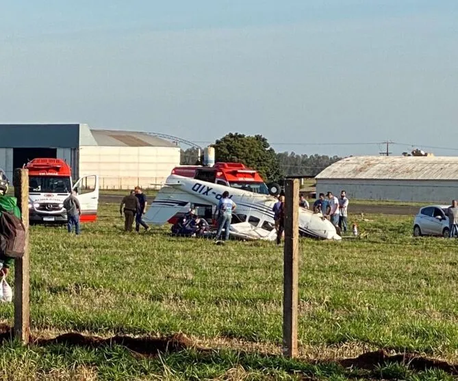 Samu e Corpo de Bombeiros estão no local do acidente nesta tarde de sábado (25)