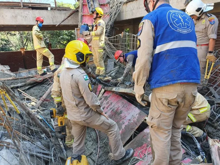 Segundo os Bombeiros, a ocorrência foi iniciada às 9h47 e a última vítima foi retirada às 12h58