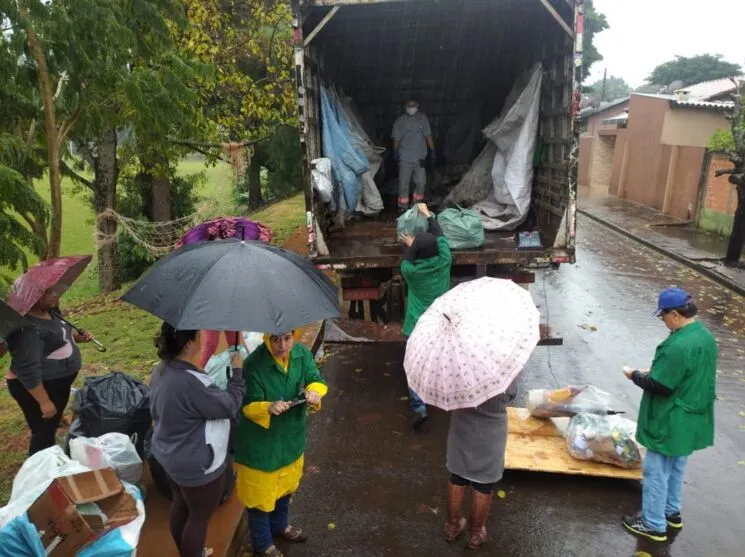 Sob chuva, moradores do Bacarin participam do Feira Verde