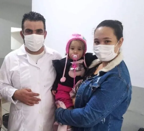Técnico de enfermagem Everaldo Victhoff, Stefany e a mãe Ana Paula durante reencontro