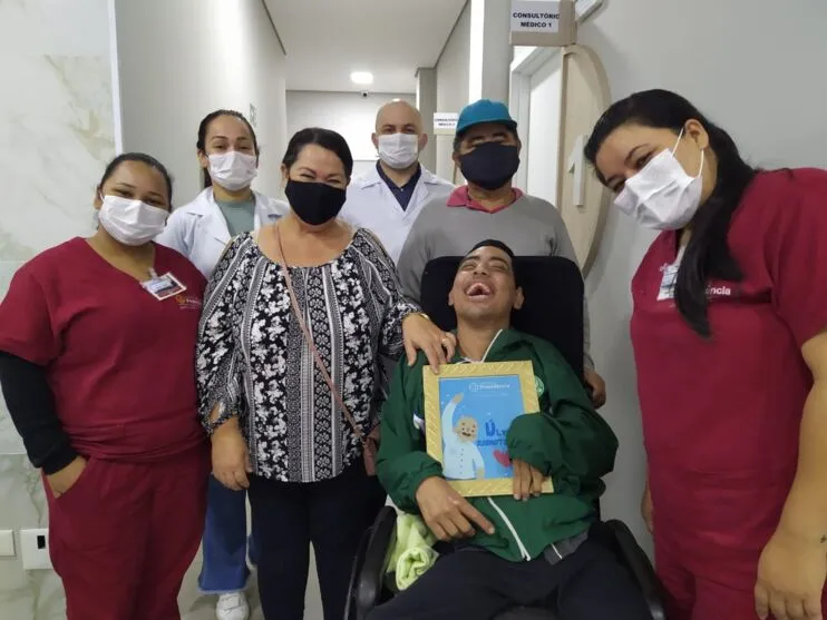 Wesley Valberto Fernandes Freire, de Ivaiporã, comemorou a última sessão de radioterapia junto dos pais e equipe do hospital