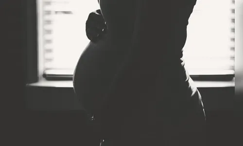 Grávida tem cabelo cortado com facão e é agredida na região