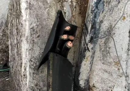 A UBS Osvaldo Damin, localizada na Rua Rolândia, na Vila Martins, em Apucarana, teve novamente seu atendimento prejudicado após furto de fiação elétrica padrão