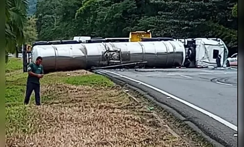 Carreta carregada com produto químico perigoso tomba na BR-166
