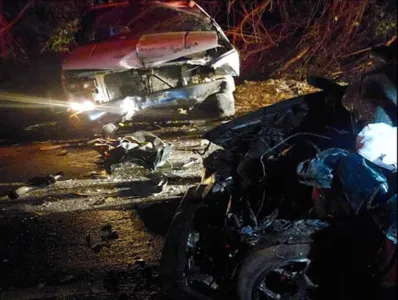 A batida aconteceu na altura do quilômetro 60, em Iretama, por volta das 0h30,