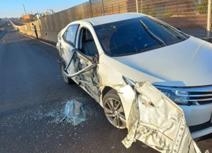 A batida provou danos consideráveis ao carro. O motorista saiu ileso da colisão