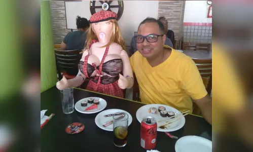 Cantor da BA viraliza ao levar boneca inflável de R$ 300 para almoço