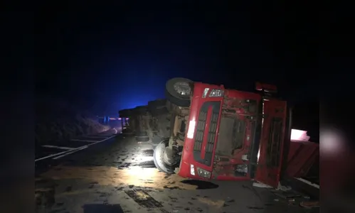 Carros se acidentam após caminhão carregado tombar na BR-376