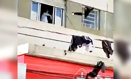 Mulher joga roupas do marido pela janela e vídeo viraliza; veja