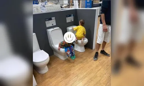 Criança faz 'número dois' em vaso sanitário exposto em loja