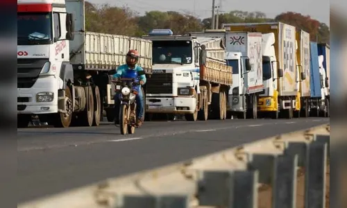 Após alta do diesel, caminhoneiros cobram e falam em greve