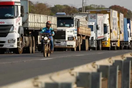 A estatal reajustou o preço do litro da gasolina vendido às distribuidoras de R$ 3,86 para R$ 4,06. No caso do diesel, a alta foi de R$ 4,91 para R$ 5,61