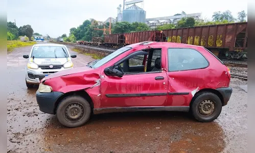 Trem atinge carro em passagem de nível no Vale do Ivaí